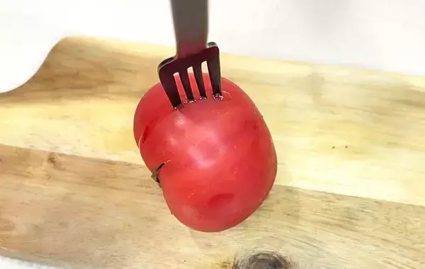 まだ普通に切ってる？　トマトを切る時はフォークを刺すだけで…「断面がきれい！」