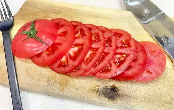 まだ普通に切ってる？　トマトを切る時はフォークを刺すだけで…「断面がきれい！」