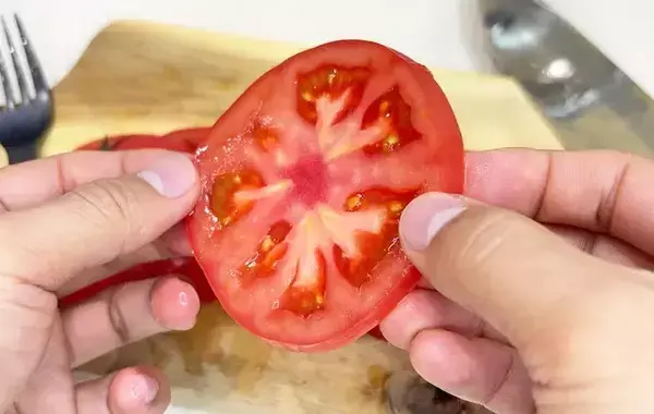 まだ普通に切ってる？　トマトを切る時はフォークを刺すだけで…「断面がきれい！」