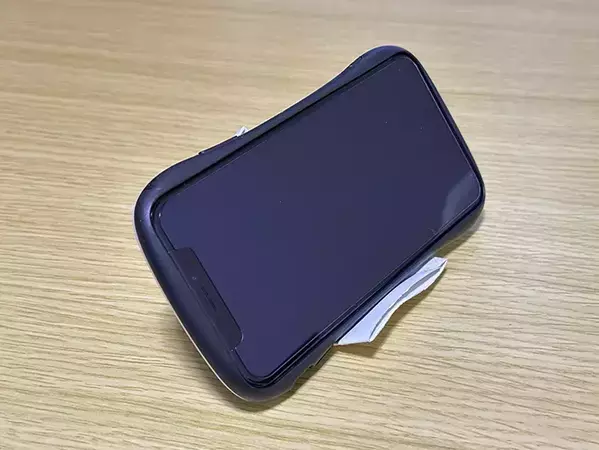 20秒で作れる！　トイレットペーパーの芯をスマホスタンドにする方法に「この手があったか」