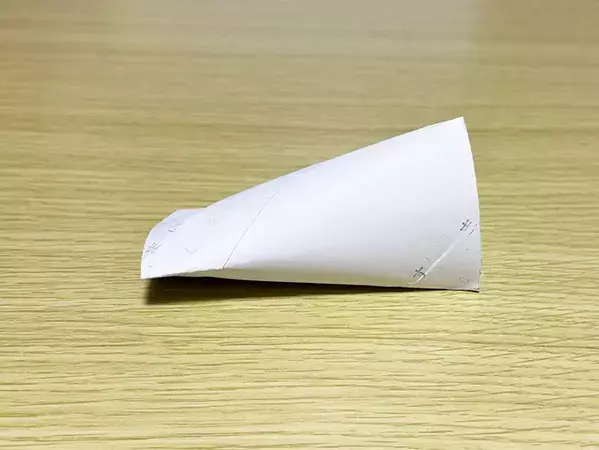 20秒で作れる！　トイレットペーパーの芯をスマホスタンドにする方法に「この手があったか」