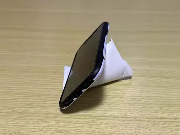 20秒で作れる！　トイレットペーパーの芯をスマホスタンドにする方法に「この手があったか」