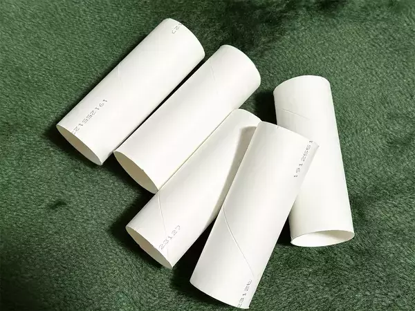 20秒で作れる！　トイレットペーパーの芯をスマホスタンドにする方法に「この手があったか」