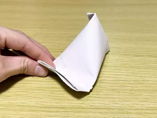 20秒で作れる！　トイレットペーパーの芯をスマホスタンドにする方法に「この手があったか」