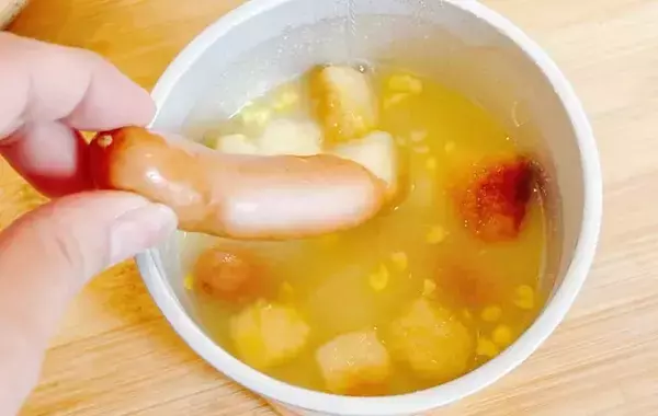 お湯を注いで待つだけ！　鍋を使わない『即席チーズフォンデュ』に「簡単なのに贅沢」