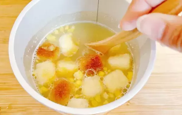 お湯を注いで待つだけ！　鍋を使わない『即席チーズフォンデュ』に「簡単なのに贅沢」