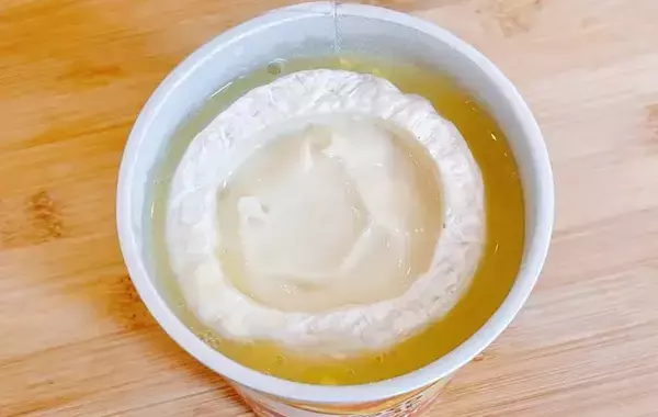 お湯を注いで待つだけ！　鍋を使わない『即席チーズフォンデュ』に「簡単なのに贅沢」