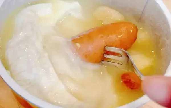 お湯を注いで待つだけ！　鍋を使わない『即席チーズフォンデュ』に「簡単なのに贅沢」