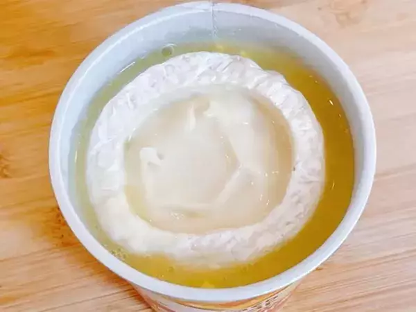 お湯を注いで待つだけ！　鍋を使わない『即席チーズフォンデュ』に「簡単なのに贅沢」