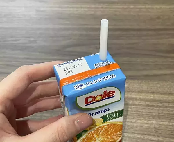 輪ゴムをストローに巻きつけて？　お花見中もストローを落とす心配なしの活用法