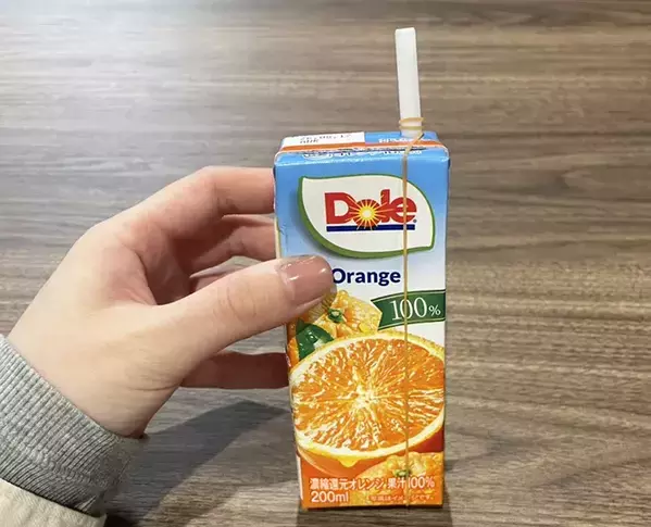 輪ゴムをストローに巻きつけて？　お花見中もストローを落とす心配なしの活用法