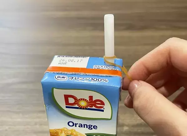 輪ゴムをストローに巻きつけて？　お花見中もストローを落とす心配なしの活用法