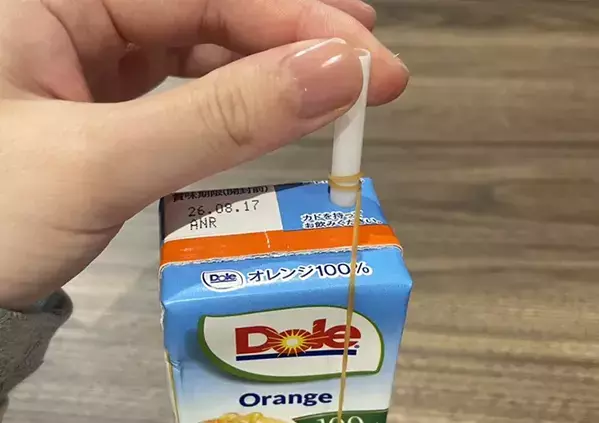 輪ゴムをストローに巻きつけて？　お花見中もストローを落とす心配なしの活用法