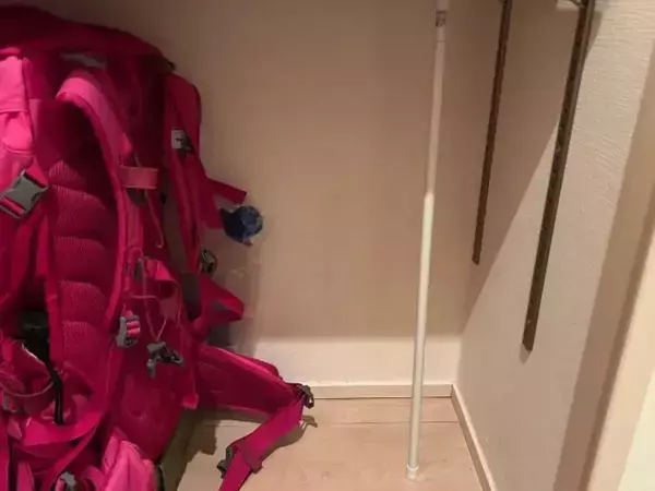 邪魔なペットボトルは『縦』に重ねて！　突っ張り棒で作った壁面収納が超便利だった