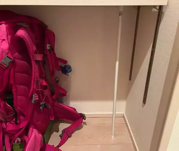 邪魔なペットボトルは『縦』に重ねて！　突っ張り棒で作った壁面収納が超便利だった