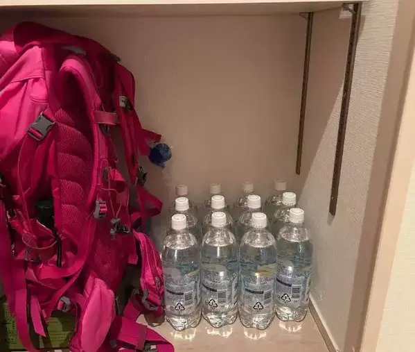 邪魔なペットボトルは『縦』に重ねて！　突っ張り棒で作った壁面収納が超便利だった