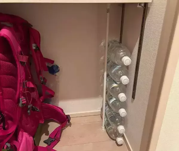 邪魔なペットボトルは『縦』に重ねて！　突っ張り棒で作った壁面収納が超便利だった