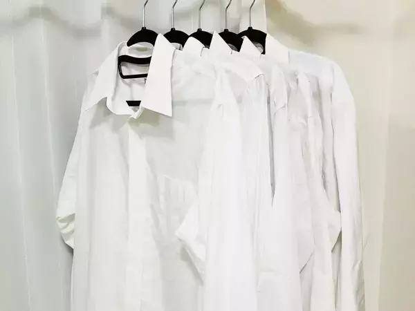 「漂白剤を何度かけても落ちない」　ワイシャツ黄ばみを消す方法【洗濯テク4選】