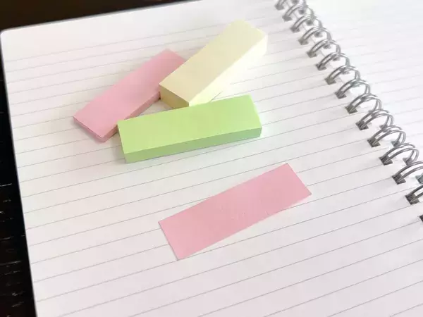ふせんが丸まって貼りにくい原因は？　実は正しいはがし方があった【文房具の豆知識4選】