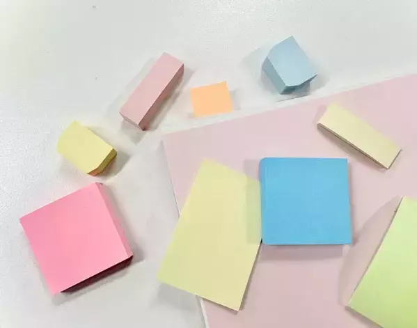 ふせんが丸まって貼りにくい原因は？　実は正しいはがし方があった【文房具の豆知識4選】