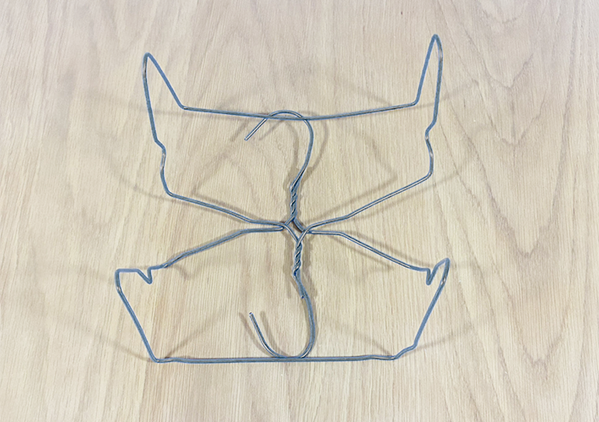 ハンガー2本を『交差』すると…　玄関がスッキリ片づく収納ワザに「考えた人、天才！」