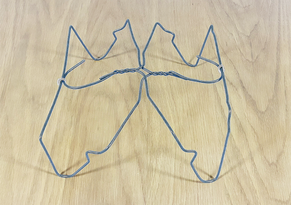 ハンガー2本を『交差』すると…　玄関がスッキリ片づく収納ワザに「考えた人、天才！」