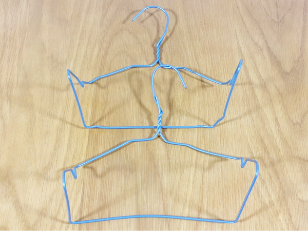 ハンガー2本を『交差』すると…　玄関がスッキリ片づく収納ワザに「考えた人、天才！」