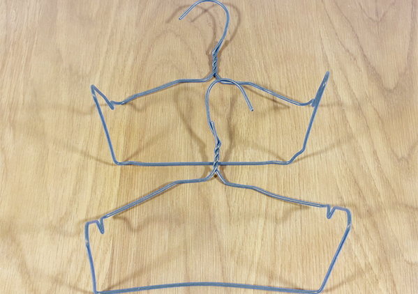 ハンガー2本を『交差』すると…　玄関がスッキリ片づく収納ワザに「考えた人、天才！」