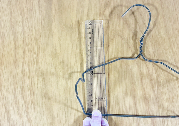 ハンガー2本を『交差』すると…　玄関がスッキリ片づく収納ワザに「考えた人、天才！」