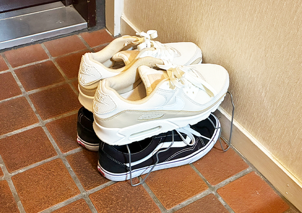 ハンガー2本を『交差』すると…　玄関がスッキリ片づく収納ワザに「考えた人、天才！」