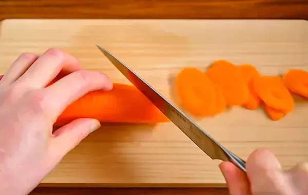 皮は剥きません！　生がおいしい「簡単ニンジンサラダ」【管理栄養士の春レシピ】