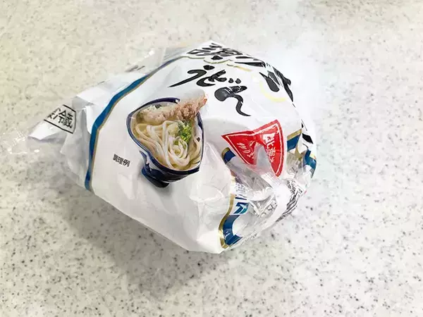 作業30秒！うどんの空き袋に4つの切り込みで、結びやすさがアップ【手順】