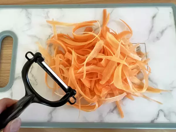 「生ニンジン、こんなに食べやすかった？」　切り方を変えるだけで『丸ごと1本』ペロリ！