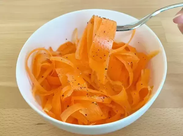 「生ニンジン、こんなに食べやすかった？」　切り方を変えるだけで『丸ごと1本』ペロリ！