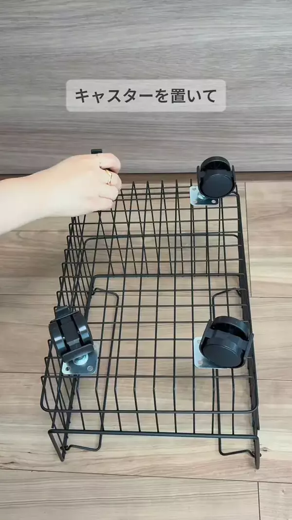 100均で簡単DIY！　結束バンドで留めるだけの『キャスターつき収納ラック』が超便利