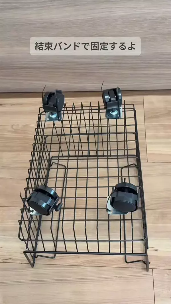 100均で簡単DIY！　結束バンドで留めるだけの『キャスターつき収納ラック』が超便利