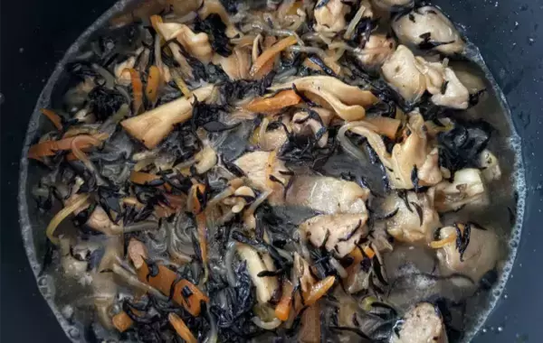 水の代わりに入れてみて！　炊き込みご飯がもっちり仕上がる裏技に「夫が3杯おかわりした」