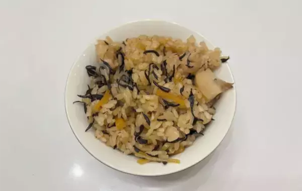 水の代わりに入れてみて！　炊き込みご飯がもっちり仕上がる裏技に「夫が3杯おかわりした」