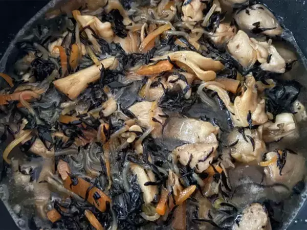 水の代わりに入れてみて！　炊き込みご飯がもっちり仕上がる裏技に「夫が3杯おかわりした」