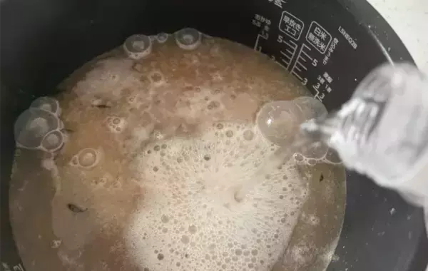 水の代わりに入れてみて！　炊き込みご飯がもっちり仕上がる裏技に「夫が3杯おかわりした」