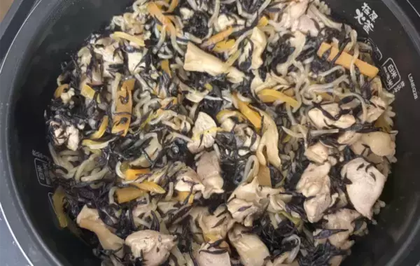 水の代わりに入れてみて！　炊き込みご飯がもっちり仕上がる裏技に「夫が3杯おかわりした」