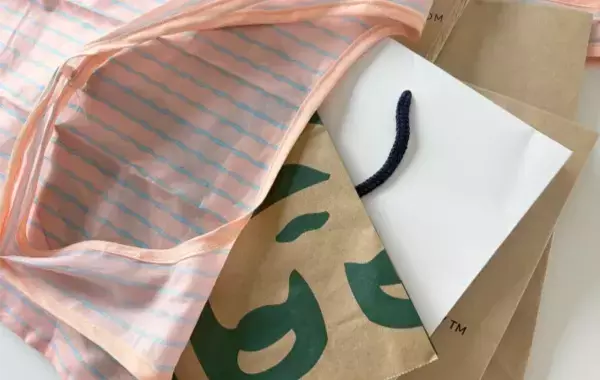 エコバッグをトイレで吊るすと…　買い物以外の使い道に「これアリ！」【活用法3選】