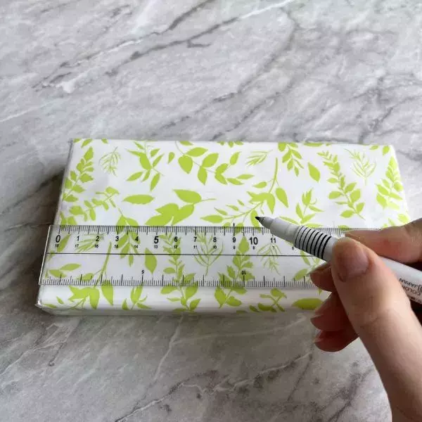 ソフトパックティッシュを包丁で真っ二つ！　思わぬ活用法に「目からウロコ」「真似したい」