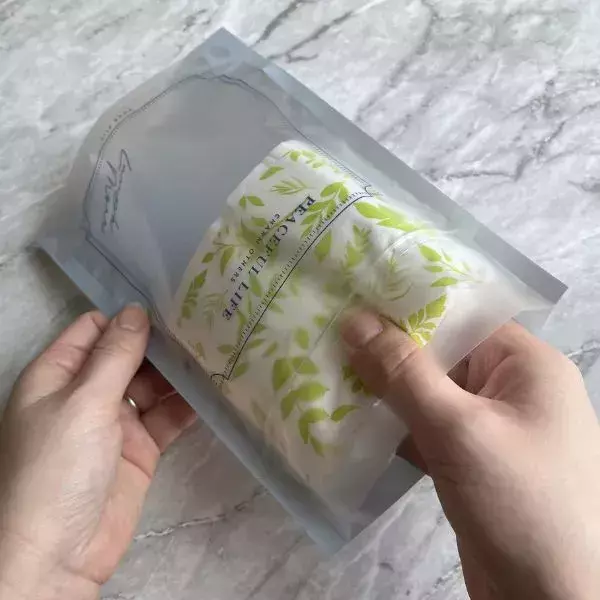 ソフトパックティッシュを包丁で真っ二つ！　思わぬ活用法に「目からウロコ」「真似したい」