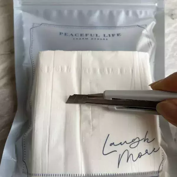 ソフトパックティッシュを包丁で真っ二つ！　思わぬ活用法に「目からウロコ」「真似したい」