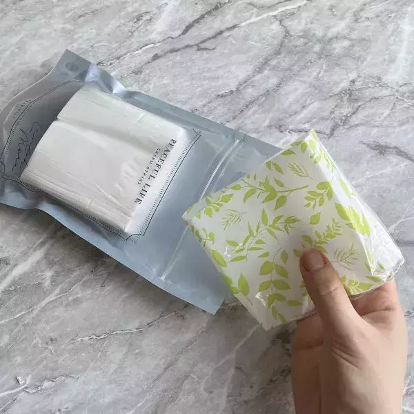 ソフトパックティッシュを包丁で真っ二つ！　思わぬ活用法に「目からウロコ」「真似したい」