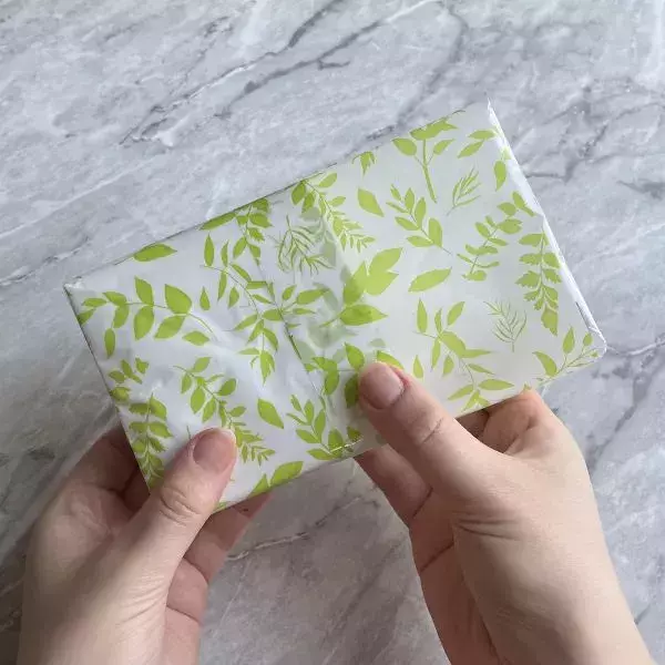 ソフトパックティッシュを包丁で真っ二つ！　思わぬ活用法に「目からウロコ」「真似したい」