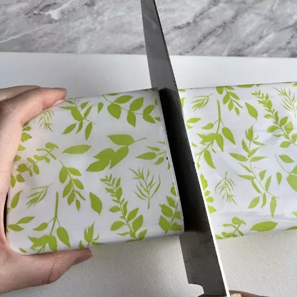 ソフトパックティッシュを包丁で真っ二つ！　思わぬ活用法に「目からウロコ」「真似したい」