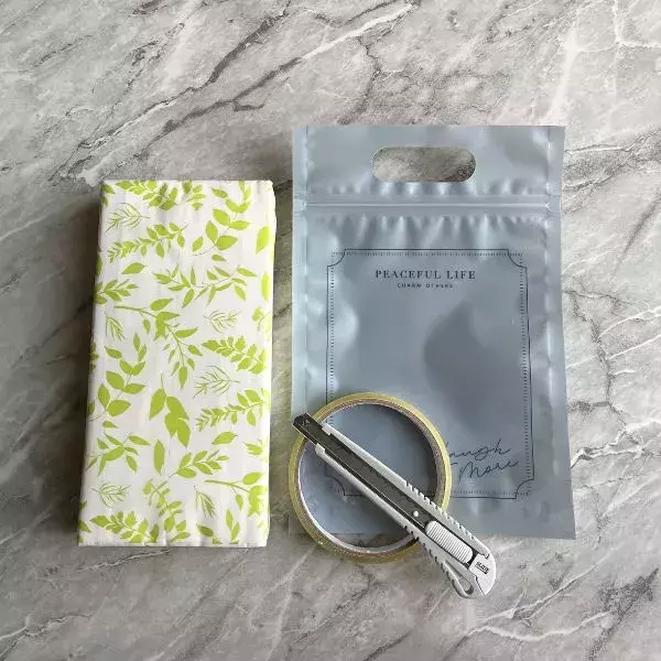 ソフトパックティッシュを包丁で真っ二つ！　思わぬ活用法に「目からウロコ」「真似したい」