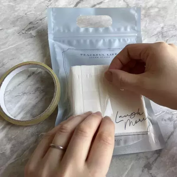 ソフトパックティッシュを包丁で真っ二つ！　思わぬ活用法に「目からウロコ」「真似したい」